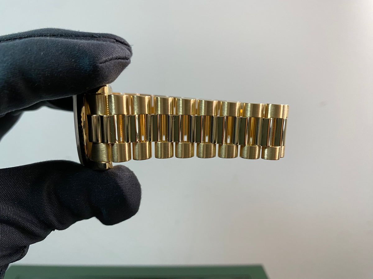 Rolex Yellow Gold Day-Date 36 - M serial - Fluted Bezel - Blue Index Dial - President Bracelet - 118238