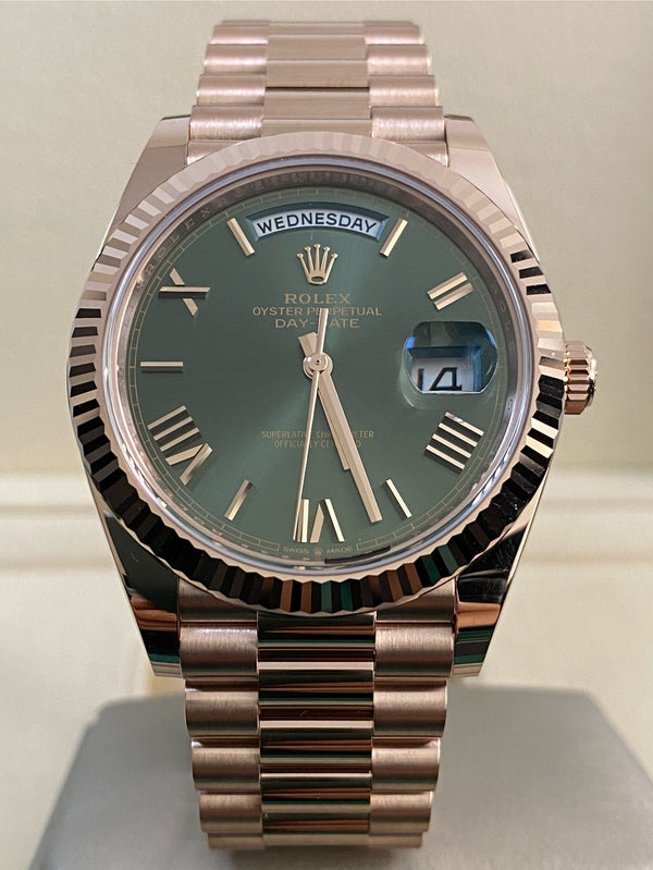 Rolex Everose Gold Day-Date 40 - 2025 - Fluted Bezel - Olive Green Dial - President Bracelet - 228235 *FULL SET*